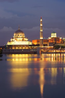 renkli Camii ve nehir putrajaya, Malezya, Asya yansıması ile gece çekimi.