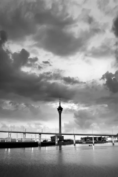 Δραματικό Τοπίο Σύννεφα Και Πύργους Και Γέφυρα Μαύρο Και Άσπρο — Φωτογραφία Αρχείου