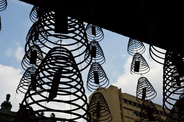 Silhouette Encens Circulaires Suspendus Dans Temple Bouddhiste Chinois Traditionnel Est — Photo