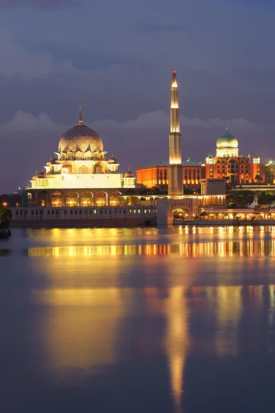Nachtszene Mit Farbenfroher Moschee Und Reflexion Über Den Fluss Putrajaya — Stockfoto