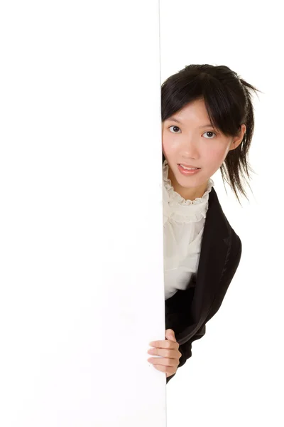 年轻商业女人握着白空白板 — 图库照片
