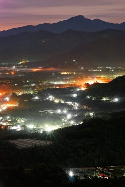 sis hill ve binalar ile kırsal gece çekimi.