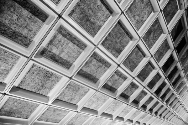 灰色の四角形の公共の場所で天井 — ストック写真