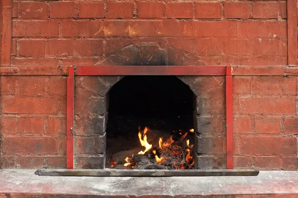れんが造りストーブで燃える火の中国の寺院 — ストック写真