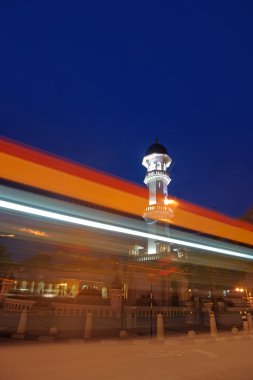 renkli şehir gece ünlü ve hızlı hareket eden araç aydınlatma, Malezya, Asya.