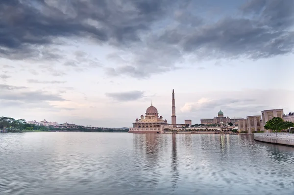 プトラジャヤ マレーシア アジアの青空の下で川とモスクの風景 — ストック写真