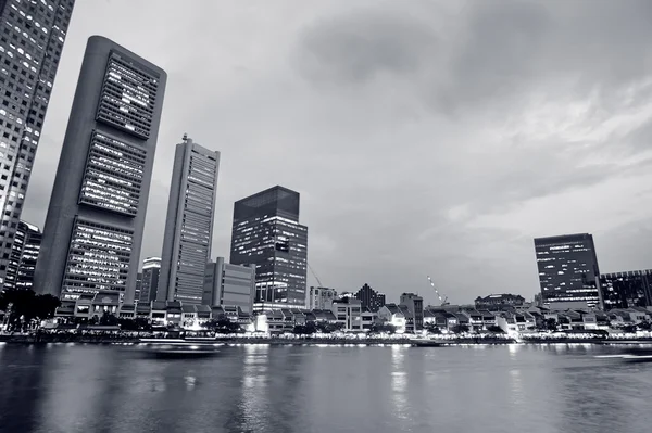 在新加坡 亚洲在夜河附近的建筑物与现代城市天际线 — 图库照片
