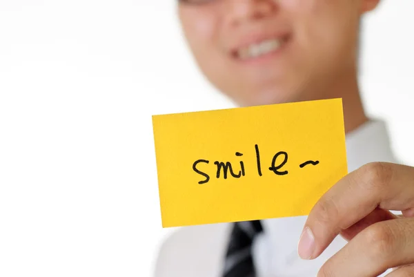 Smile Woorden Gele Kaart Houden Door Jonge Man — Stockfoto