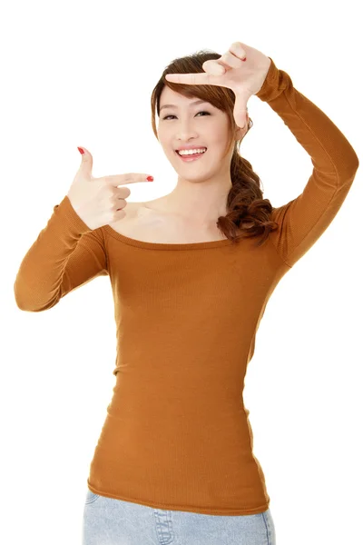 Szczęśliwa kobieta zrobić ramkę — Zdjęcie stockowe