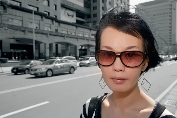 Moderne asiatische Frau — Stockfoto