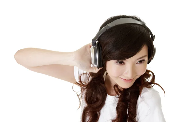 Азиатка слушает музыку — стоковое фото