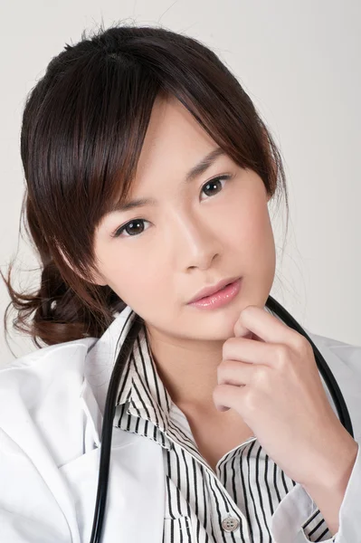 Attraktiva asiatiska kvinnliga läkare — Stockfoto