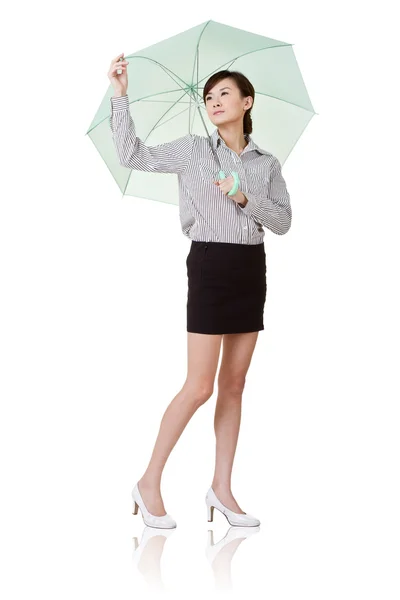 Parasol gospodarstwa kobieta biznesu — Zdjęcie stockowe