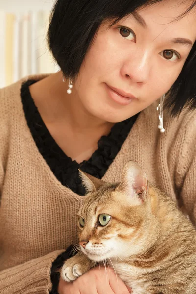 Donna con il suo gatto — Foto Stock