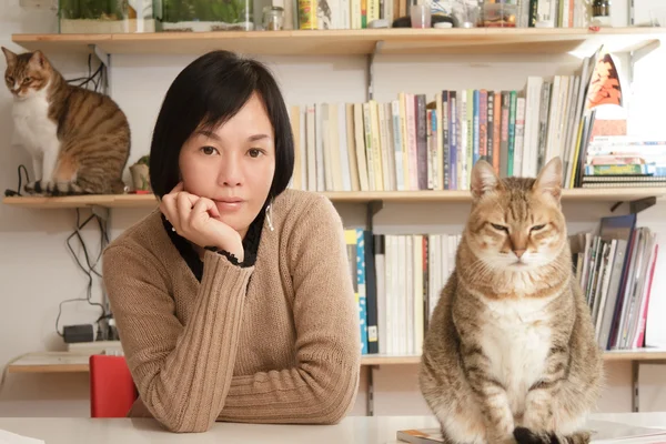 Kobieta z jej koty — Zdjęcie stockowe