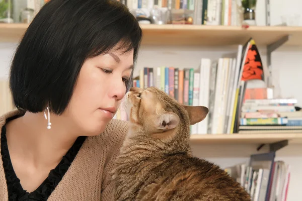 Kat kiss haar meester — Stockfoto