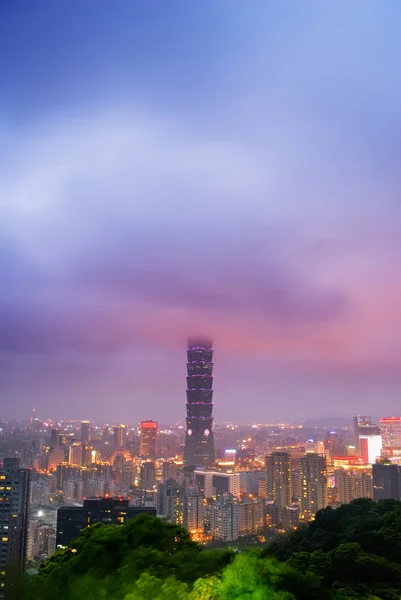 Wolken in der modernen Stadt — Stockfoto