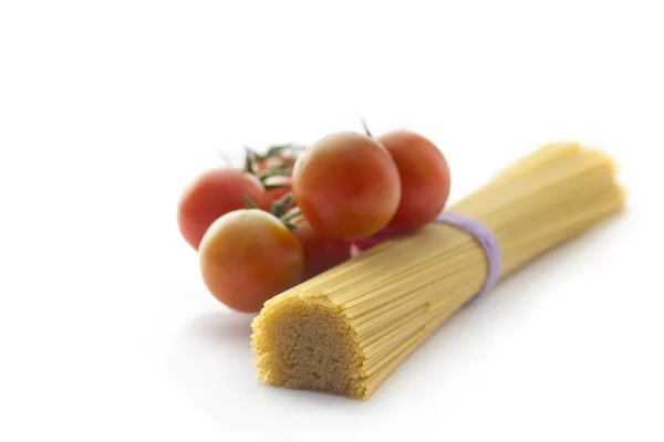 Špagety a cherry rajčátky, izolované na bílém — Stock fotografie