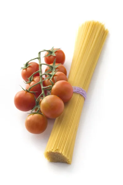 Špagety a cherry rajčátky, izolované na bílém — Stock fotografie