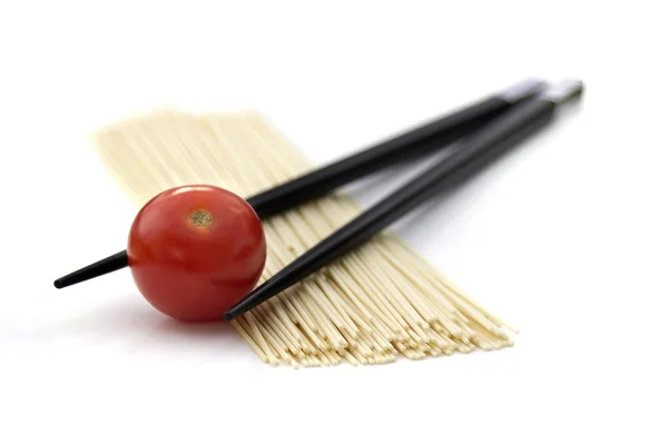 Japonya noodle yemek çubukları ve üzerinde beyaz izole kiraz domates ile — Stok fotoğraf