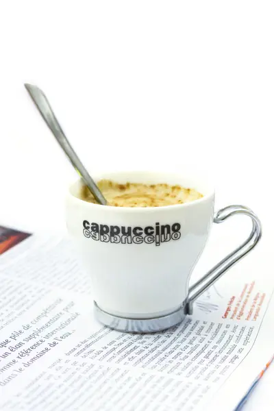 朝の概念 フランスの新聞とコーヒー キャップ — ストック写真