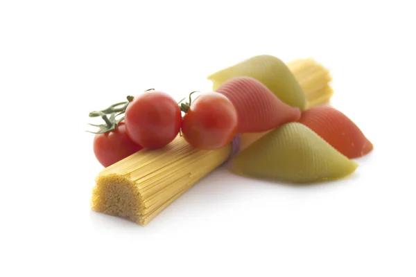 Esparguete Tomate Cereja Isolados Sobre Fundo Branco — Fotografia de Stock