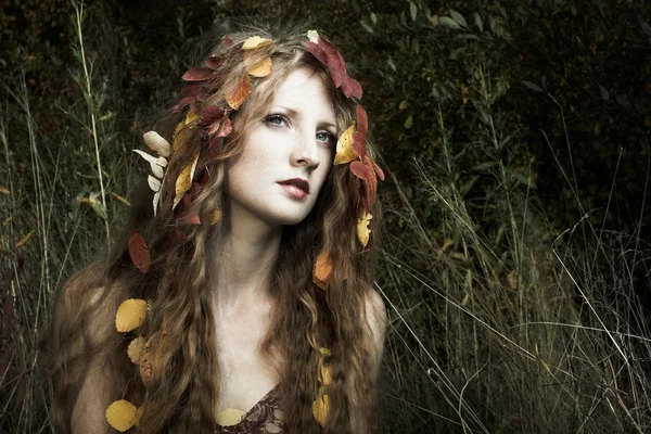 Портрет красивой женщины в лесу — стоковое фото
