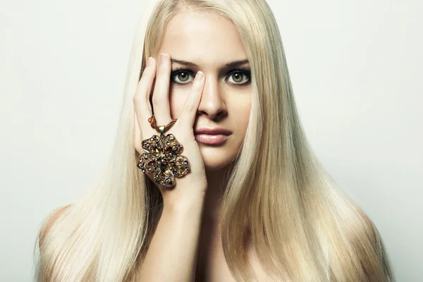 Модный портрет блондинки — стоковое фото