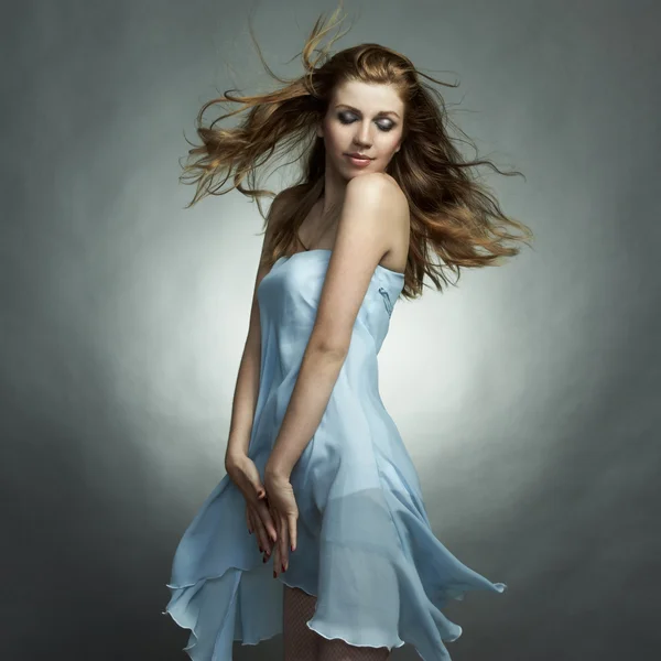 Modeporträt der jungen tanzenden Frau — Stockfoto