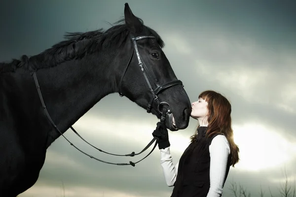 黒い馬と美しい若い女性 — ストック写真