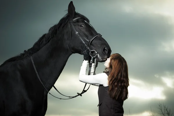 美丽的年轻女子，与一匹黑马 — 图库照片