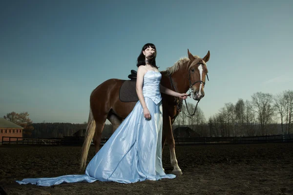 Gyönyörű fiatal nő, egy barna ló — Stock Fotó