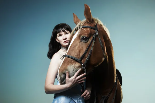 Belle jeune femme avec un cheval brun — Photo