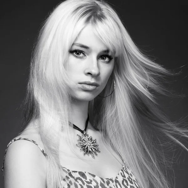 Moda piękny portret młodej kobiety blondynka — Zdjęcie stockowe
