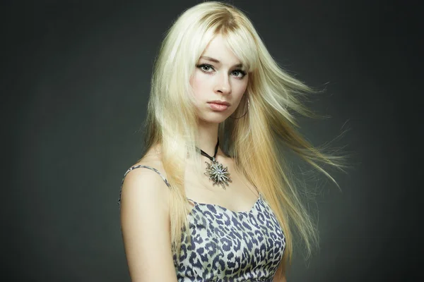 Módní portrét Mladá blondýnka — Stock fotografie
