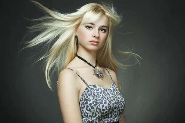 A fiatal, szőke nő repülő haj divat portréja — Stock Fotó