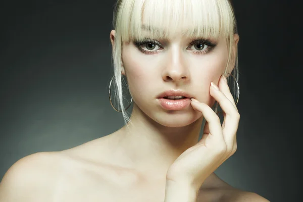 Mode portret van de jonge blonde vrouw — Stockfoto