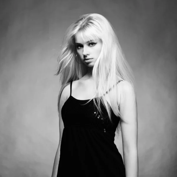 Портрет молодой блондинки в черном платье — стоковое фото