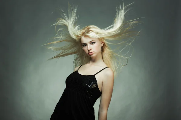 Retrato de moda de la joven rubia con el pelo volador — Foto de Stock