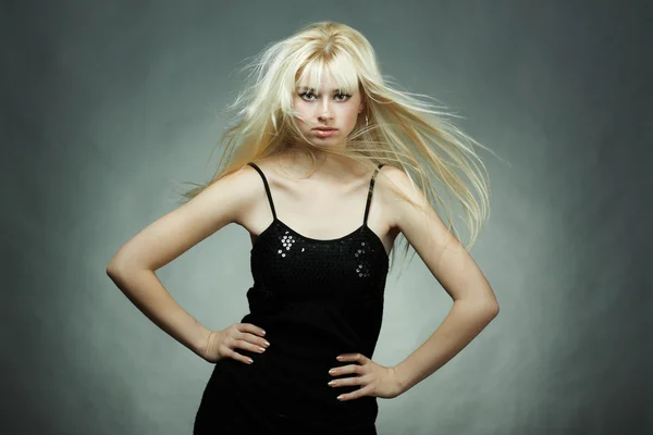 Modeporträt der jungen blonden Frau mit fliegendem Haar — Stockfoto
