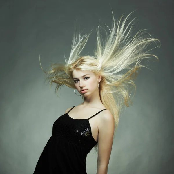 髪の飛行を持つ若いブロンドの女性のファッションの肖像画 — ストック写真