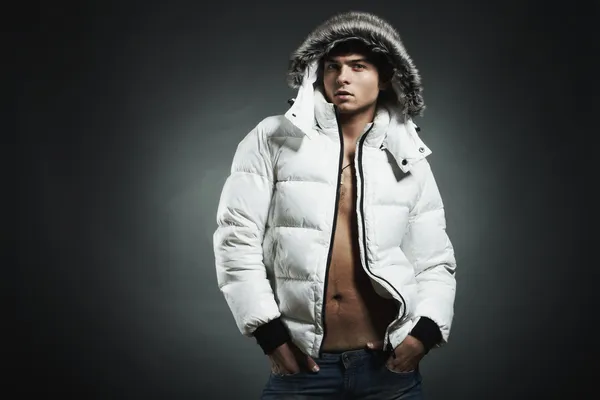 Modeporträt des jungen schönen Mannes in weißer Jacke — Stockfoto