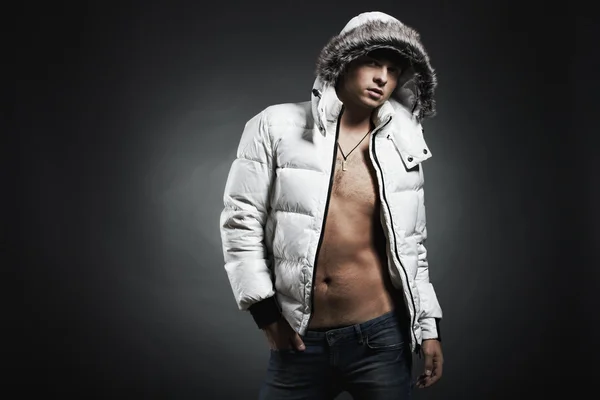 Portrait de mode du jeune bel homme dans un jacke blanc — Photo