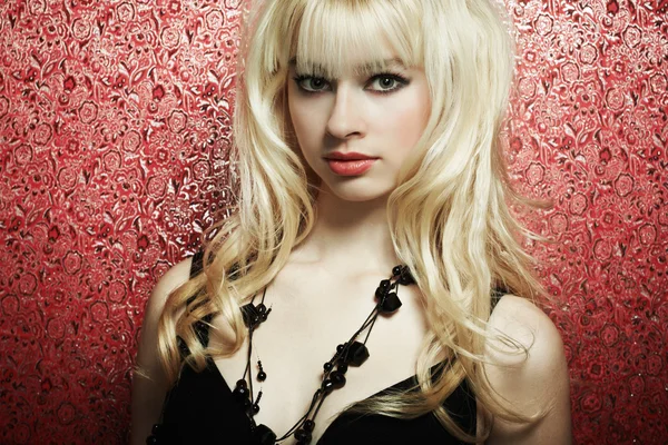 Portret młodej kobiety blondynka na czerwonym tle — Zdjęcie stockowe