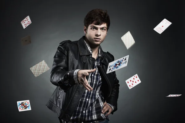 Portrét mladého muže hracích karet — Stock fotografie