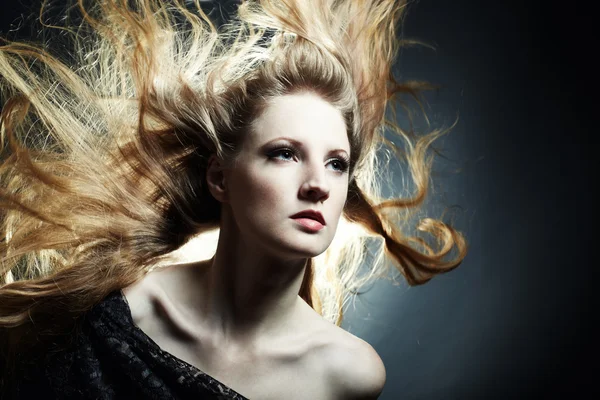 Retrato de moda de la joven sexy mujer con el pelo volador —  Fotos de Stock
