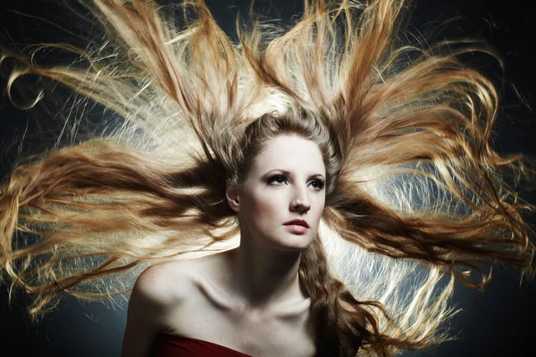 Portrait de mode de la jeune femme sexy aux cheveux volants — Photo