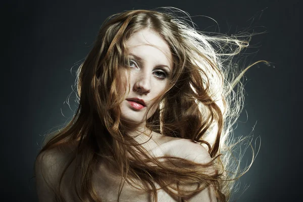 Moda Portre Saç Studio Uçan Ile Genç Seksi Kadın — Stok fotoğraf