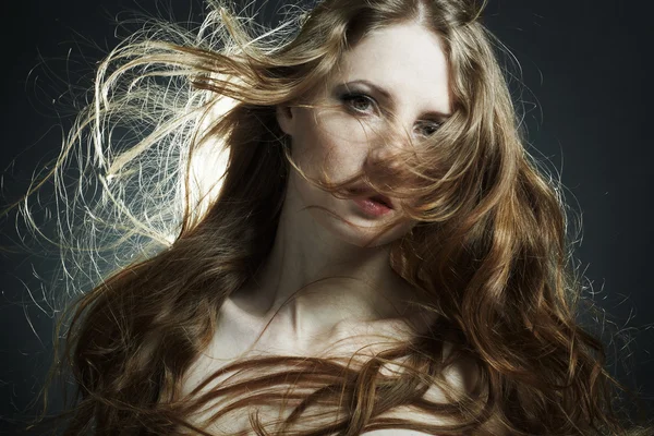 Moda portre saç uçan ile genç seksi kadın — Stok fotoğraf