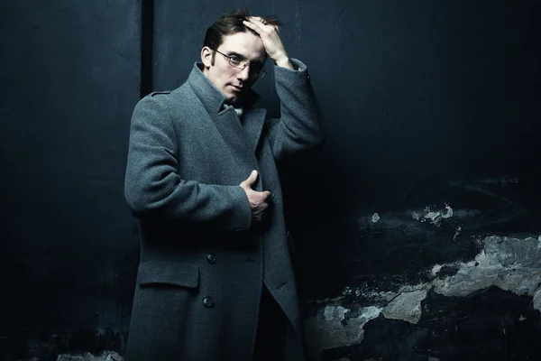 在灰色外套的年轻英俊的男人的艺术黑暗肖像 — 图库照片